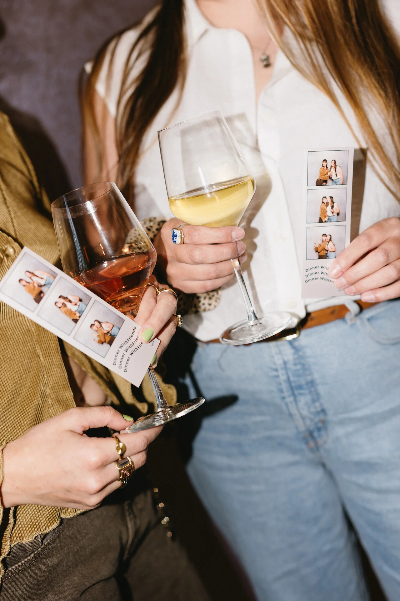 Gast mit Fotostreifen und Weinglas